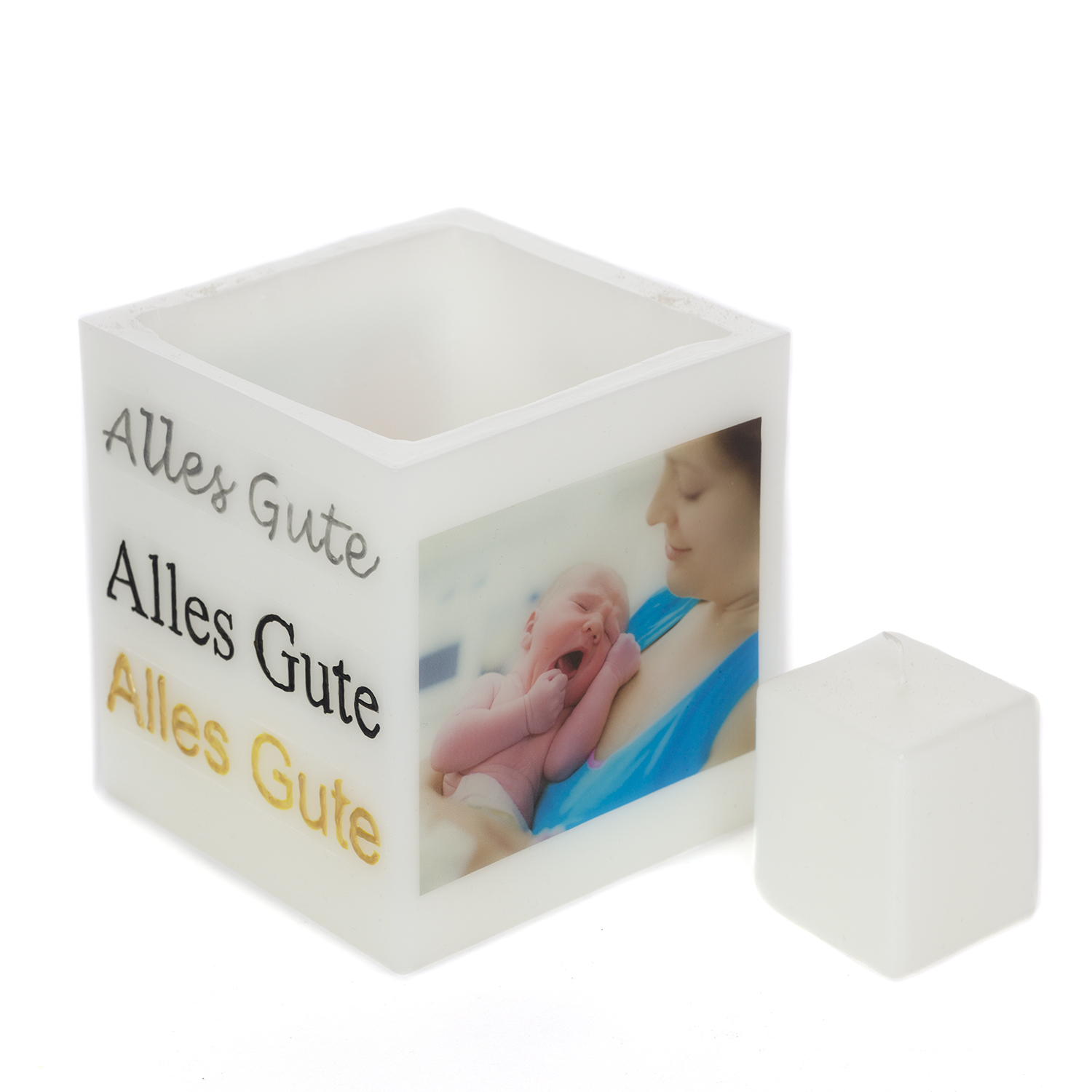 Quadratisches weißes Windlicht mit einem personalisierbaren Foto auf der einen und personalisierbarem Text auf der anderen Seite. Dabei liegt eine kleinere weiße LED Kerze die in das Windlicht reingestellt werden kann.