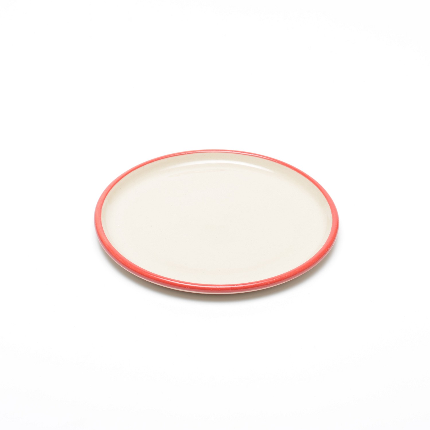 Ein kleiner, runder Teller in einem naturbelassenem hellen Beige, mit einem schmalen rotem Streifen am Rand.