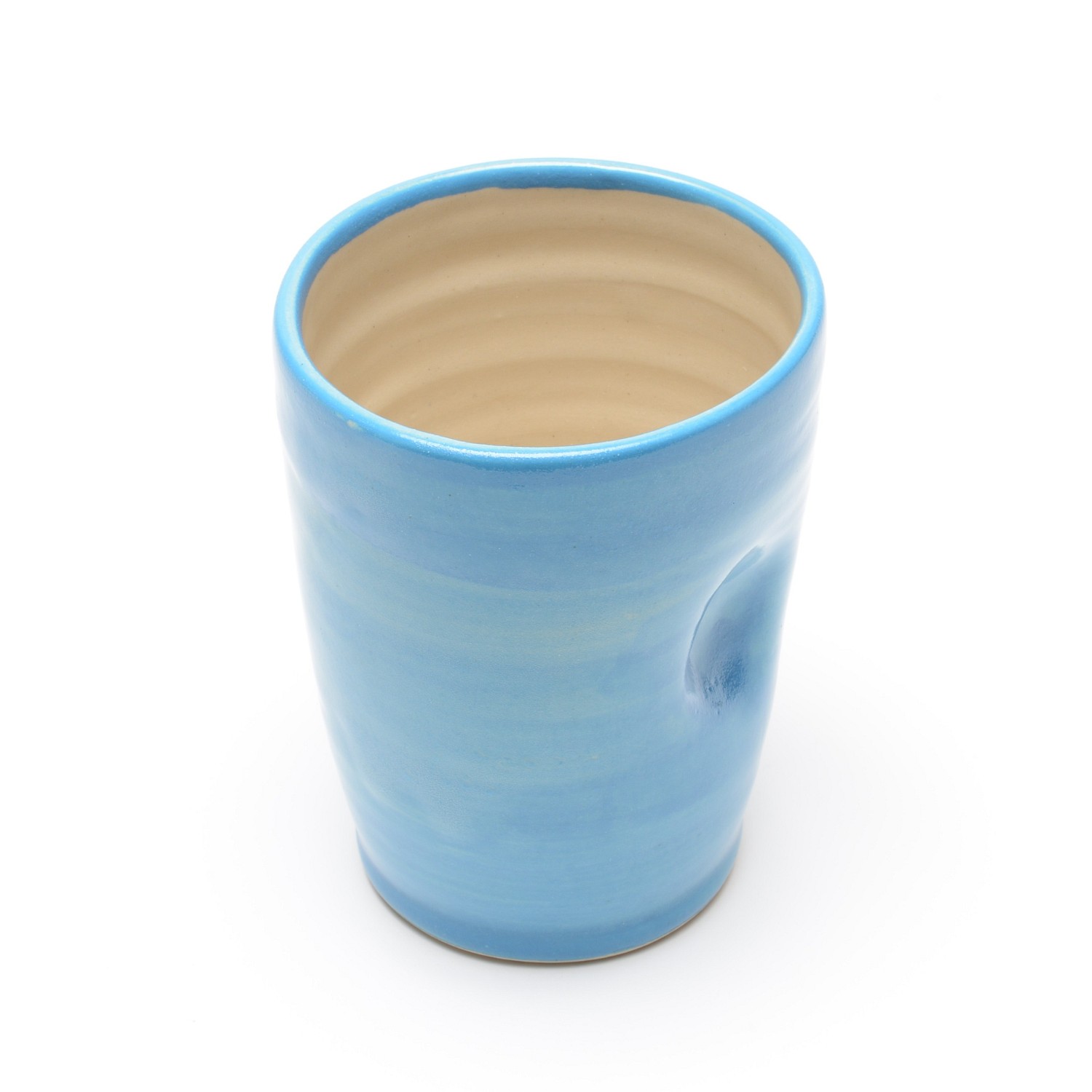 Ein hoher, hellblauer leicht durchscheinend glasierter gerader Becher, der nach oben hin etwas breiter wird. An der Seite ist eine Daumenmulde für besseren Halt. Das innere des Bechers ist ein naturbelassenes helles Beige