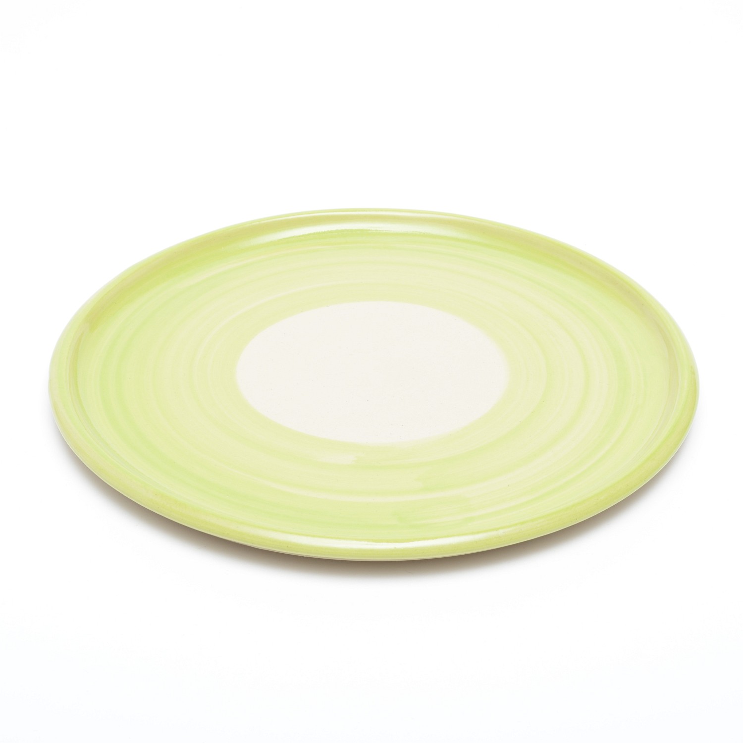 Ein 20 cm großer, runder Teller mit einem schmalen, leicht erhobenen Rand. Bis auf einen ca. 8 cm großen Kreis in einem naturbelassenem hellen Beige, in der Mitte des Tellers, ist er leicht transparent hellgrün glasiert.