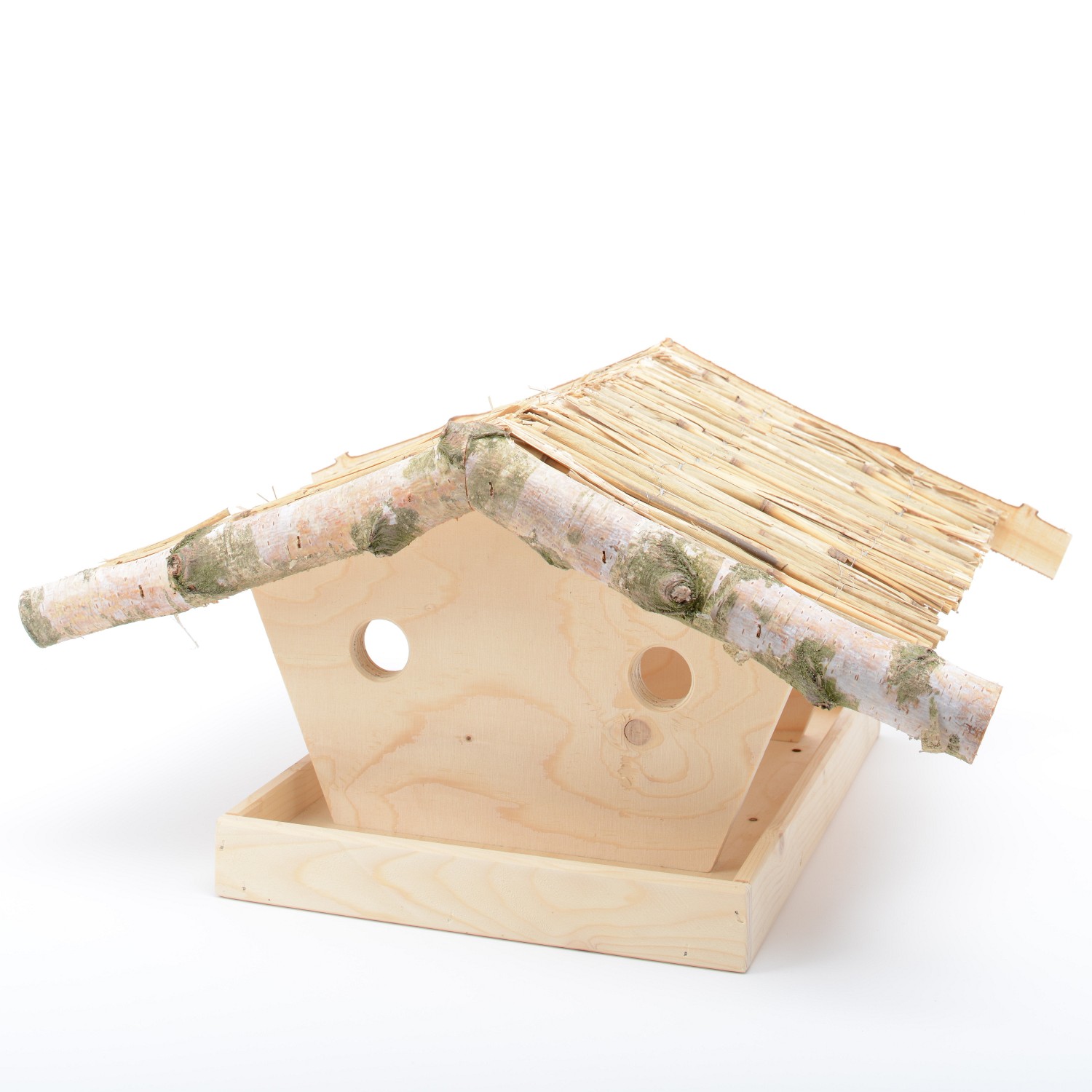 Vogelfutterhaus mit Birkengiebel aus hellem unbehandeltem Holz mit spitzem Dach. An den zwei geschlossenen kurzen Seiten sind jeweils zwei Fluglöcher eingefräst. Die beiden langen Seiten sind offen. Der Boden ist von einer Schutzkante umfasst.