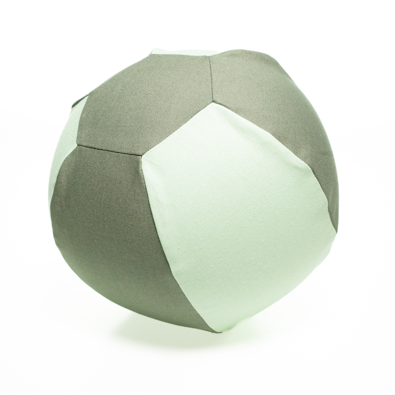 Ein Stoffbezug für einen Luftballon welcher aus drei mintfarbenen Seiten und drei waldgrünen Seiten besteht. Aufgeblasen entsteht eine runde Ballform.