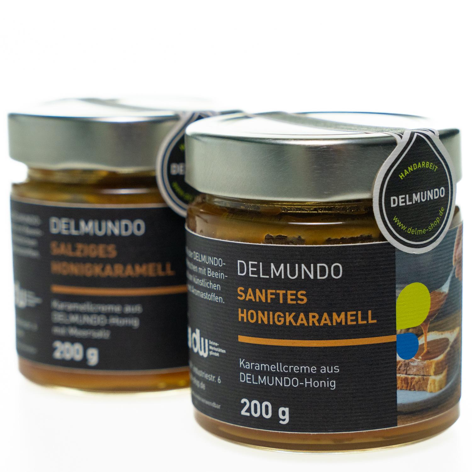 Zwei runde Gläser mit silbernem Deckel, gefüllt mit cremigem dunkelgoldenem Honigkaramell und mit cremigem goldbraunem salzigem Honigkaramell.