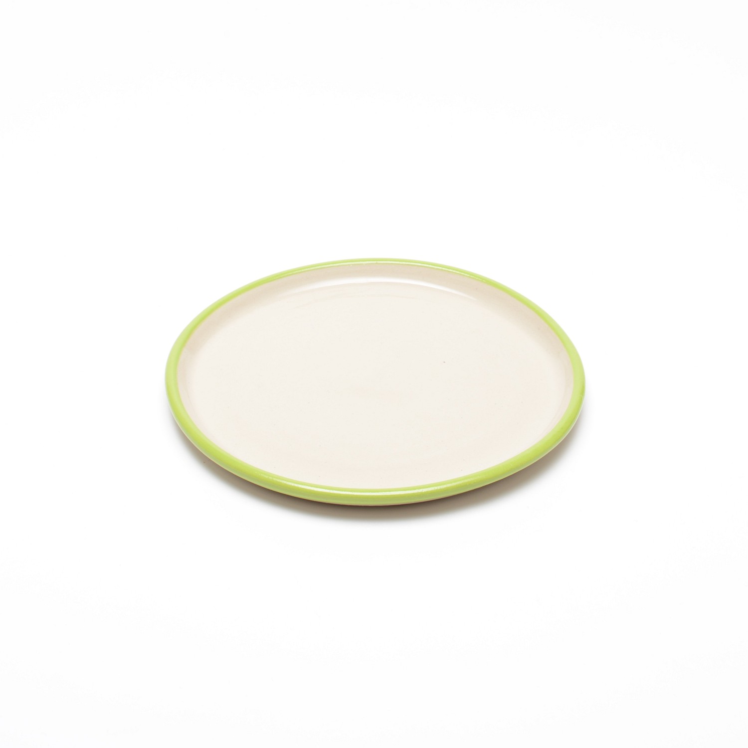 Ein kleiner, runder Teller in einem naturbelassenem hellen Beige, mit einem schmalen grünem Streifen am Rand.