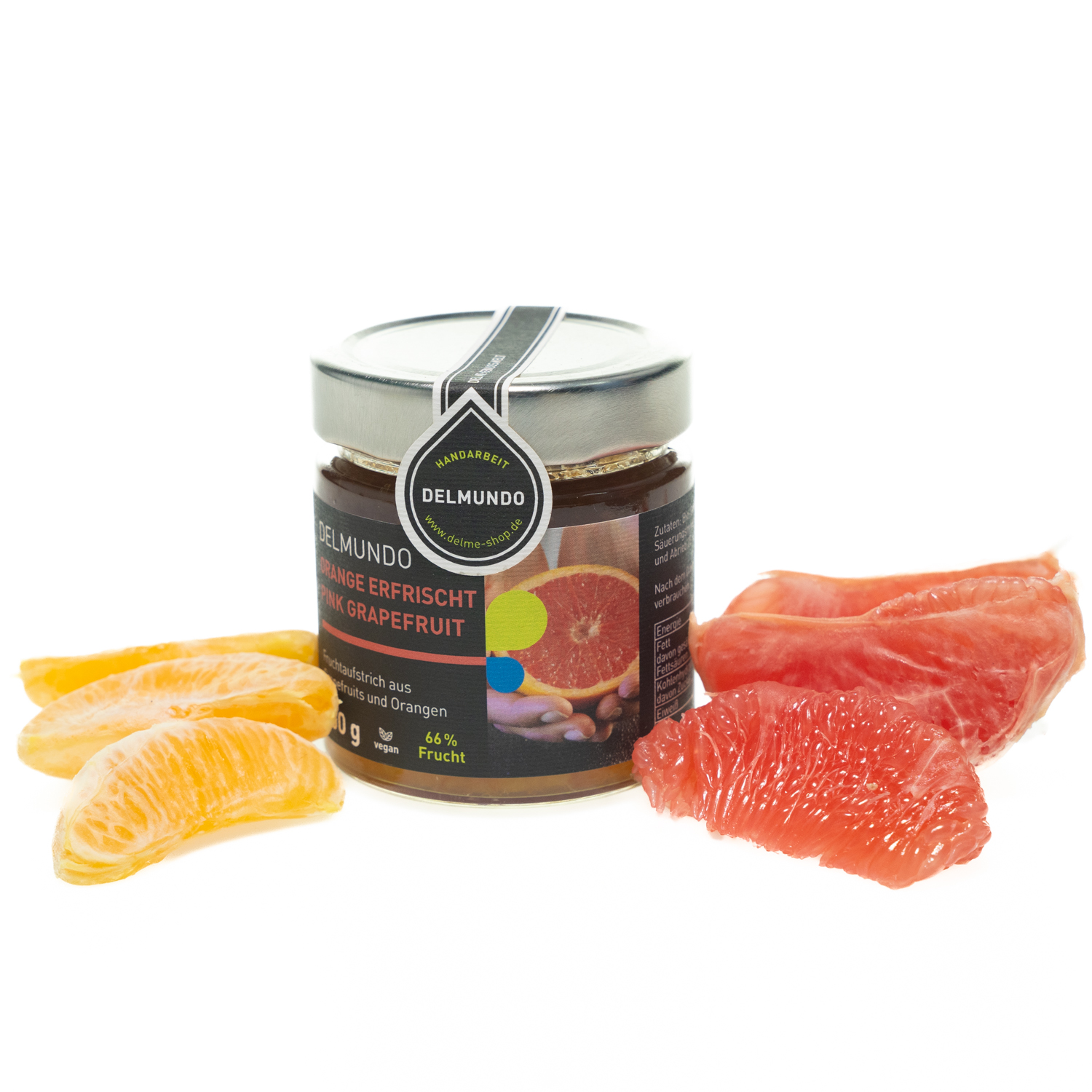 Rundes Glas mit silbernem Deckel, gefüllt mit orangenem Fruchtaufstrich. Daneben liegen ein drei frische Orangen- und Grapefruitstücke.