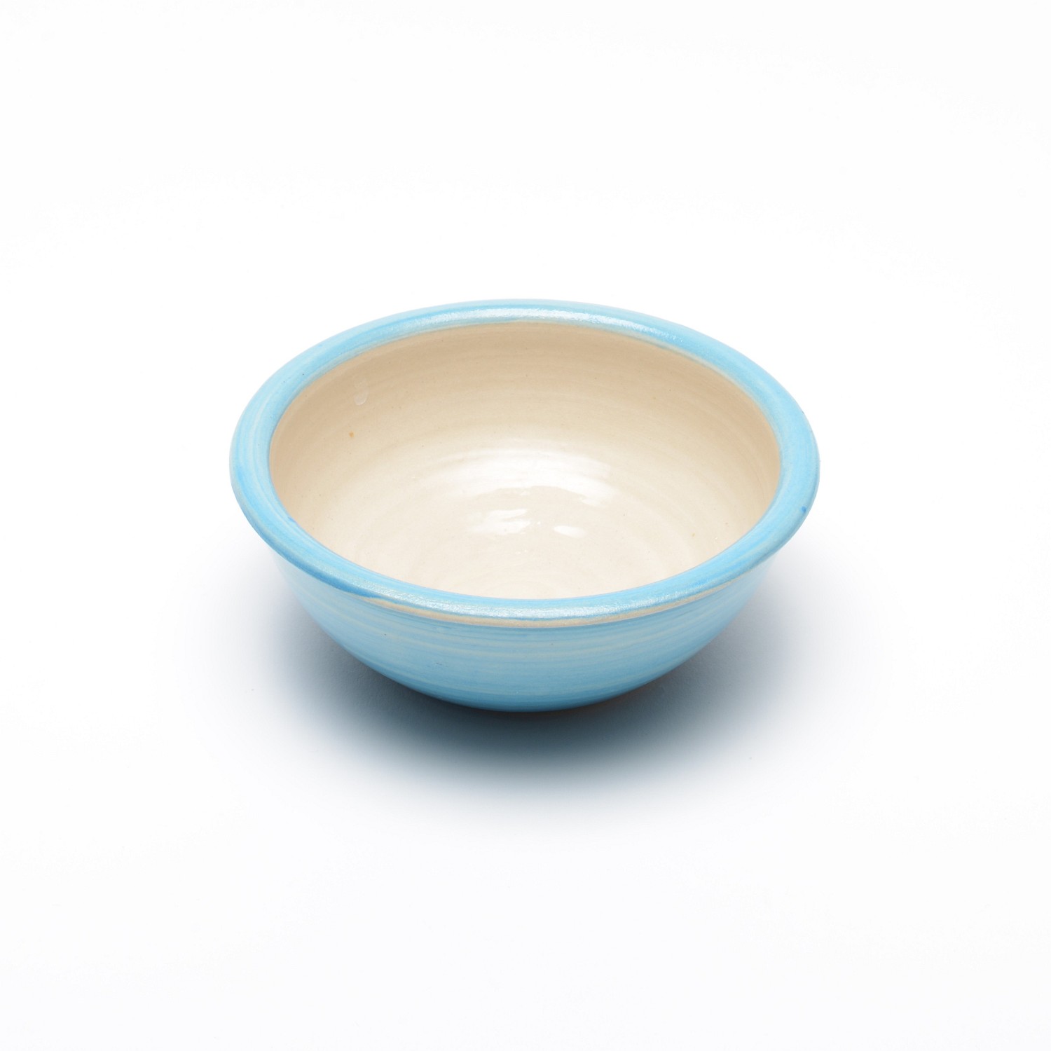 Eine kleine, runde, hellblaue, leicht durchscheinend glasierte Schale. Das innere der Schale ist ein naturbelassenes helles Beige.