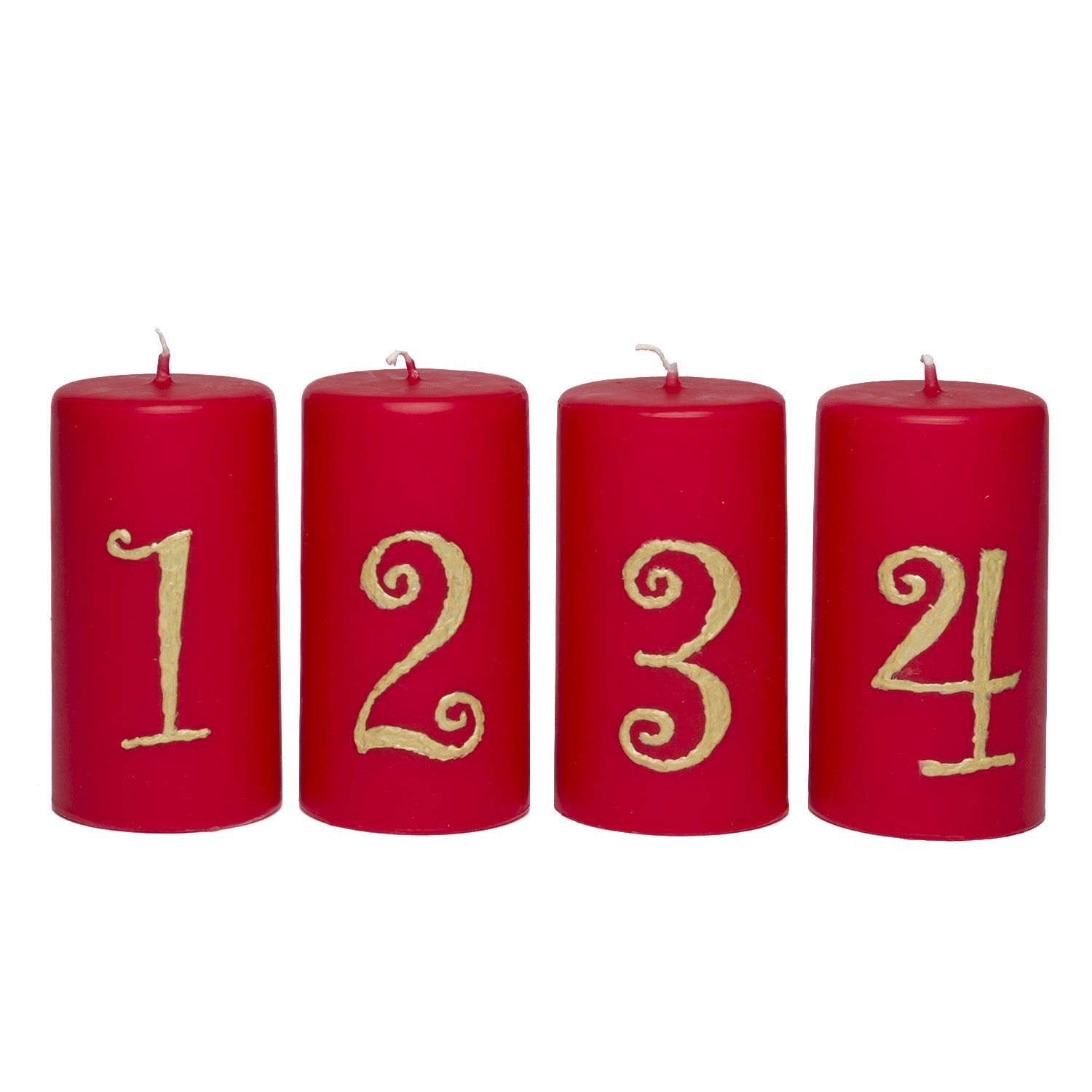Vier rote, hohe runde Stumpenkerzen. Die Kerzen haben eine glatte Oberfläche. In goldener schnörkeliger Schrift stehen auf den Kerzen jeweils eine Zahl von 1 bis 4.