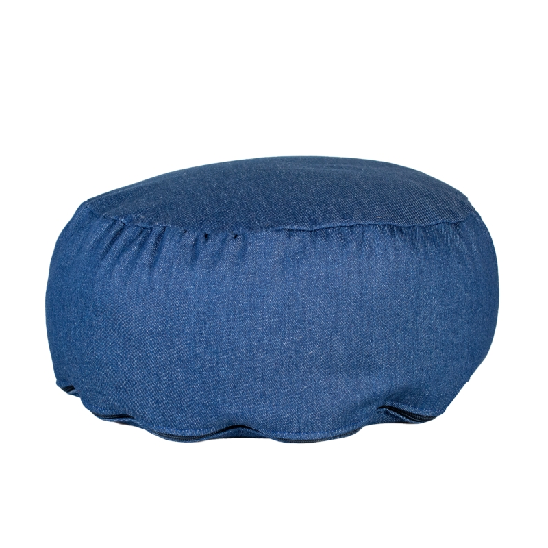 Rundes 15 x 36 cm großes Yogasitzkissen in der Farbe jeansblau. An der Seite ist eine Stofflasche zum Tragen und der Bezug kann mit einem Reißverschluss geöffnet werden.