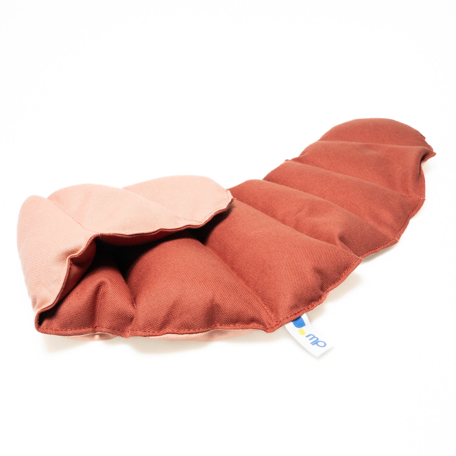 Das flache Körnerkissen in Hörnchenform ist auf der einen Seite ganzflächig rosé und auf der anderen Seite ganzflächig terracottafarben. Damit die Körner nicht durcheinanderfallen, sind sie durch neun gerade Nähte separiert.
