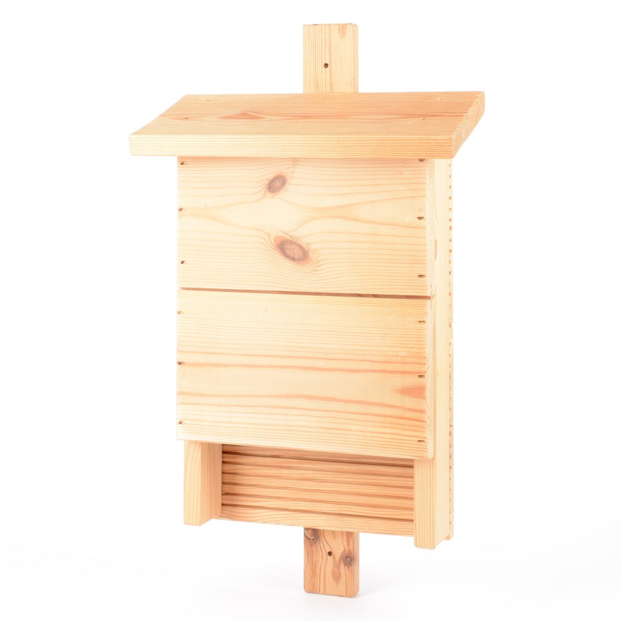 Fledermauskasten aus hellem unbehandeltem Holz mit schrägem Dach. Im inneren sind Rillen angebracht, an denen sich die Fledermäuse festhalten können.