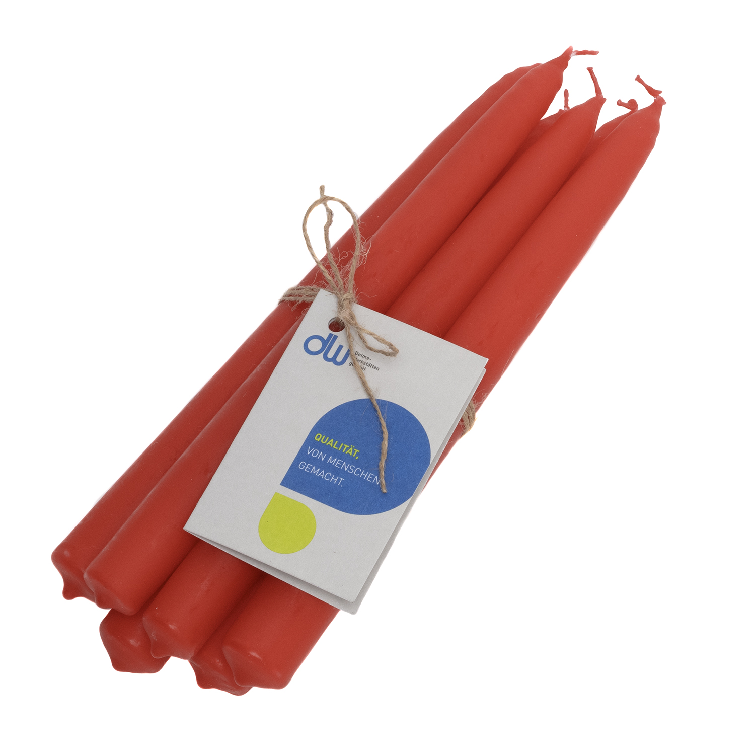 Sechs rote Tafelkerzen mit einer Juteschnur zusammengebunden. An der Juteschnur hängt ein kleines Kärtchen mit dem Delmelogo.