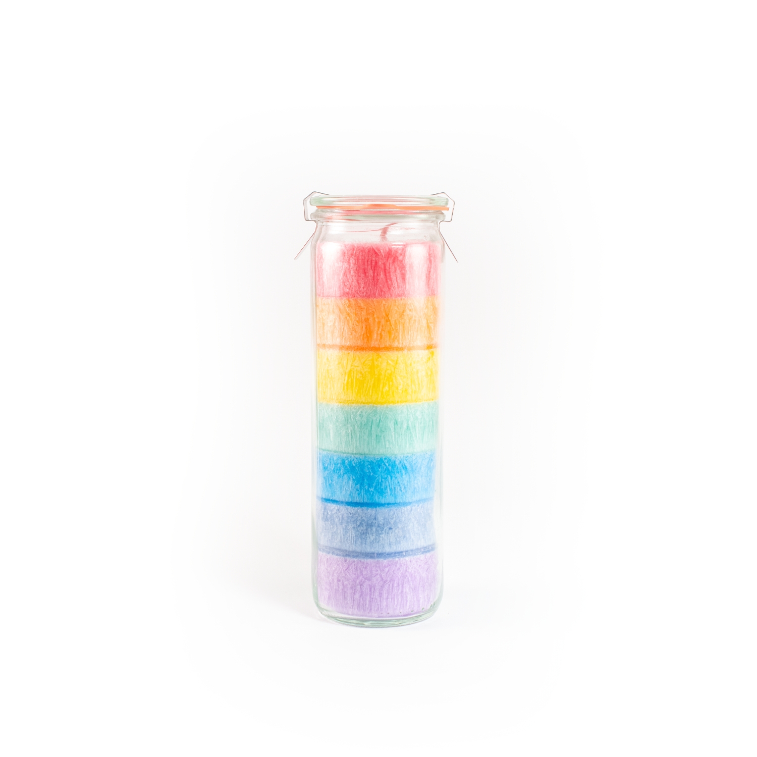 Kristallkerze in einem schlanken, runden, hohen und durchsichtigem Einmachglas. Das Wachs ist wie ein Regenbogen von unten nach oben in den Farben violett, dunkelblau, hellblau, hellgrün, gelb, orange, rot geschichtet