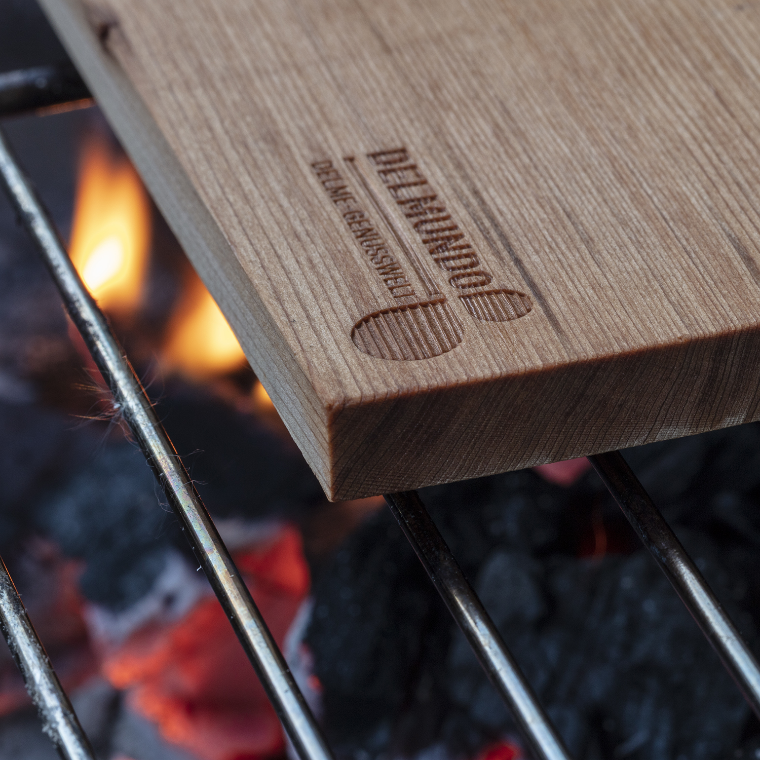 Delmundo Grillplanke auf einem Grill
