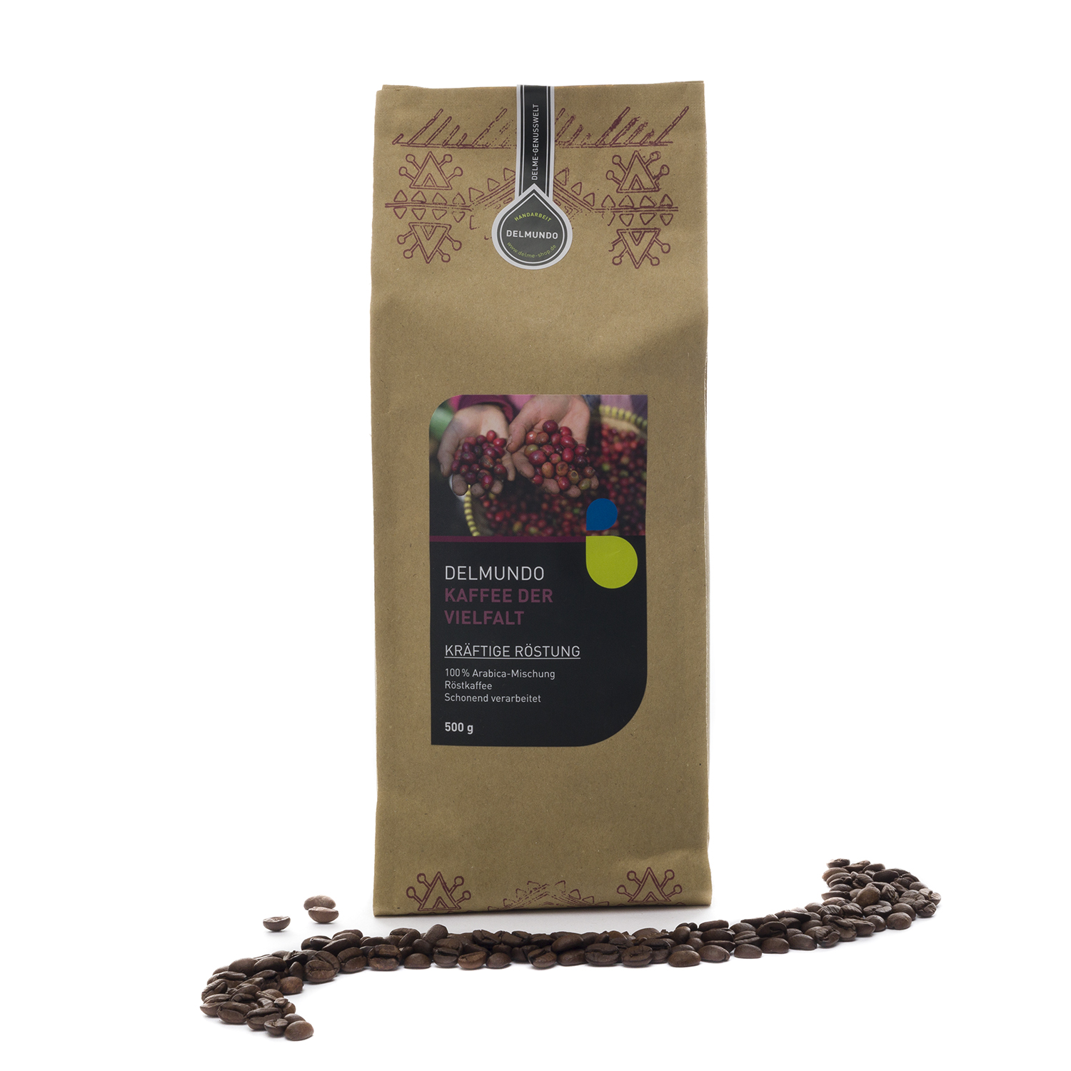 Eine braune Papiertüte mit dunkelroten Verzierungen am oberen und unteren Ende. Auf dem Etikett ist ein Bild, auf dem frisch geerntete, noch rote Kaffeebohnen in Händen gehalten werden. Vor der Tüte liegen Kaffeebohnen verstreut.