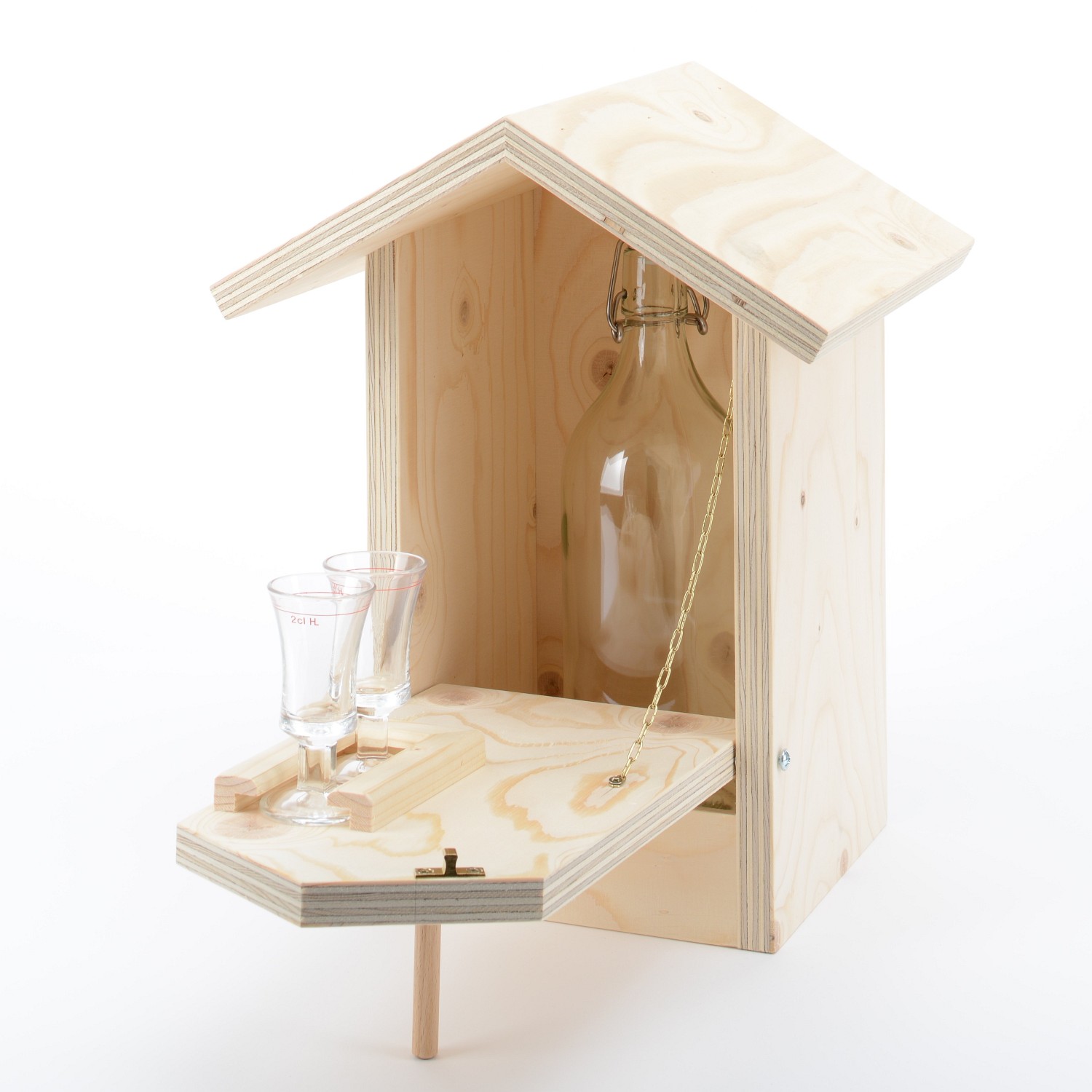 Holzattrappe in Form eines Vogelhauses mit aufklappbarer Frontklappe. Innen befinden sich eine Glasflasche und zwei Schnapsgläser in Halterungen. Die Klappe dient als kleine Ablagefläche.