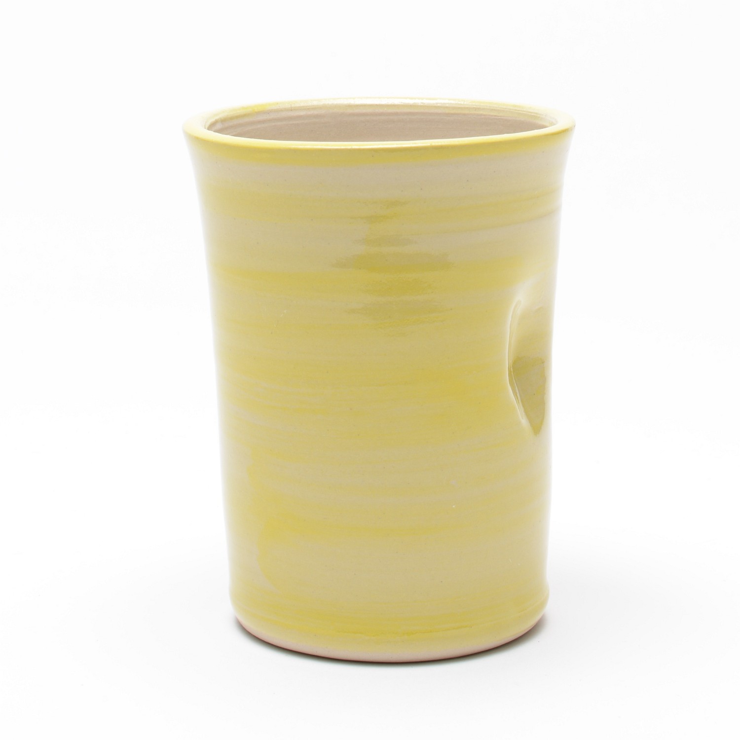 Ein hoher, gelber leicht durchscheinend glasierter gerader Becher, der nach oben hin etwas breiter wird. An der Seite ist eine Daumenmulde für besseren Halt. Das innere des Bechers ist ein naturbelassenes helles Beige.