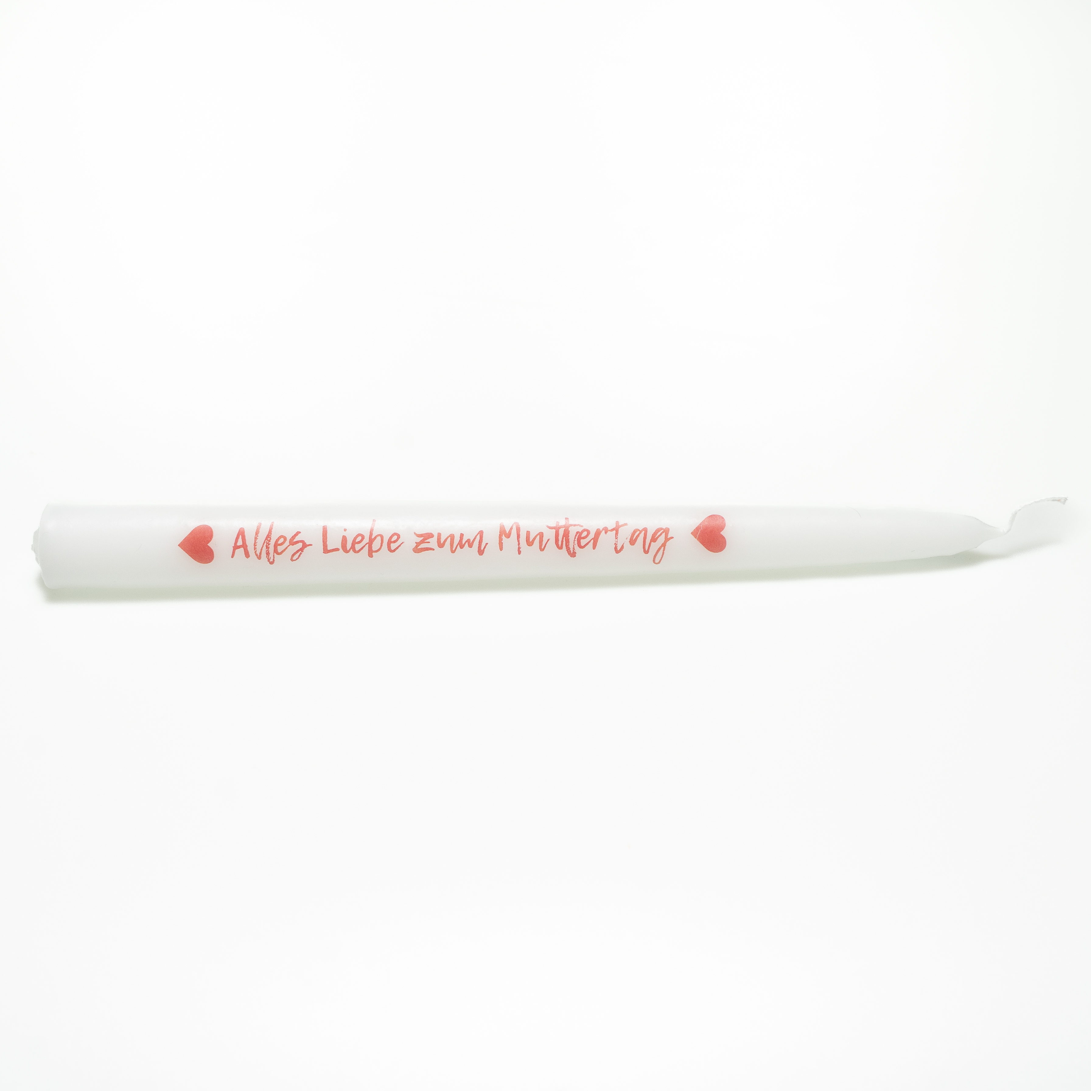 Weiße Tafelkerze mit der Aufschrift „Alles Liebe zum Muttertag“ in roter Handschrift. Der Satz ist von zwei roten Herzen umrahmt.