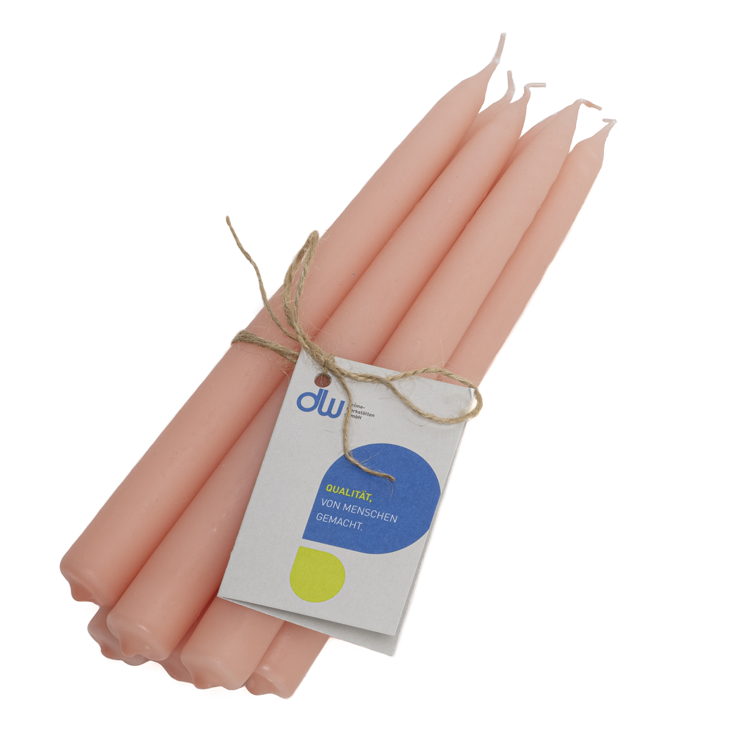 Sechs blassrosane Tafelkerzen mit einer Juteschnur zusammengebunden. An der Juteschnur hängt ein kleines Kärtchen mit dem Delmelogo.
