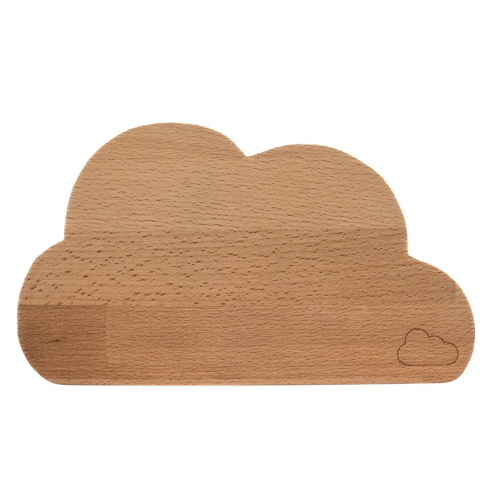 Wolkenförmiges Holzbrettchen aus hellem Holz mit einer dezenten Wolken-Gravur am unteren rechten Rand