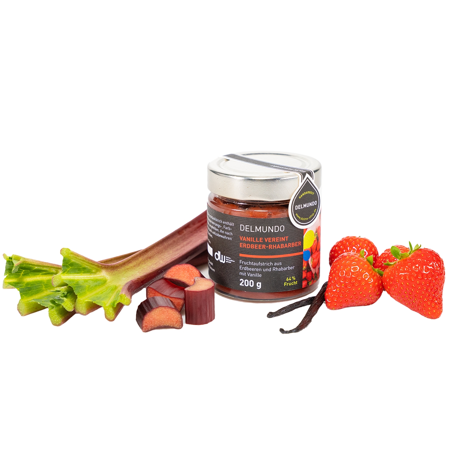 Rundes Glas mit silbernem Deckel, gefüllt mit rotem Fruchtaufstrich. Daneben liegen vier frische Erdbeeren, zwei Vanilleschoten und aufgeschnittener frischer Rhabarber.