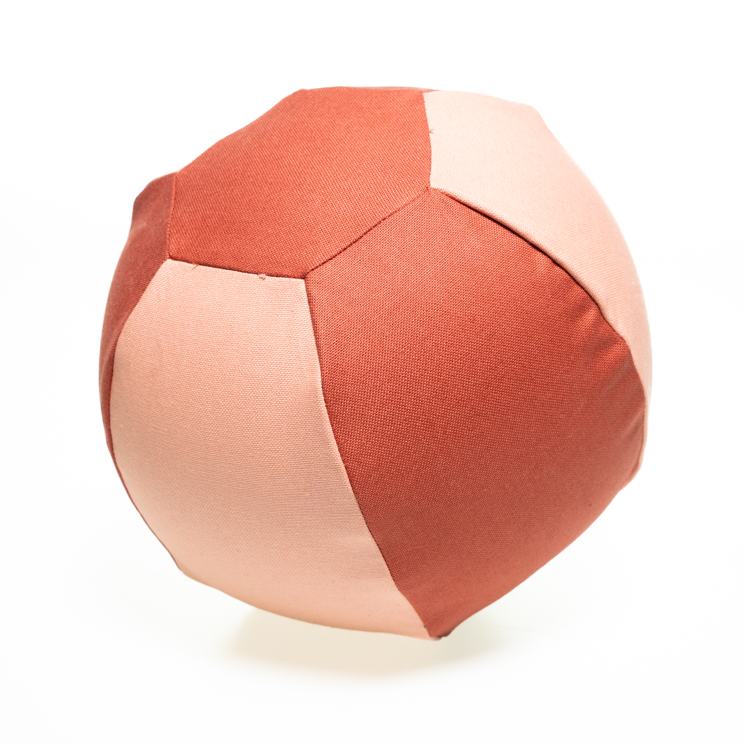 Ein Stoffbezug für einen Luftballon welcher aus drei roséfarbenen Seiten und drei terracottafarbenen Seiten besteht. Aufgeblasen entsteht eine runde Ballform,