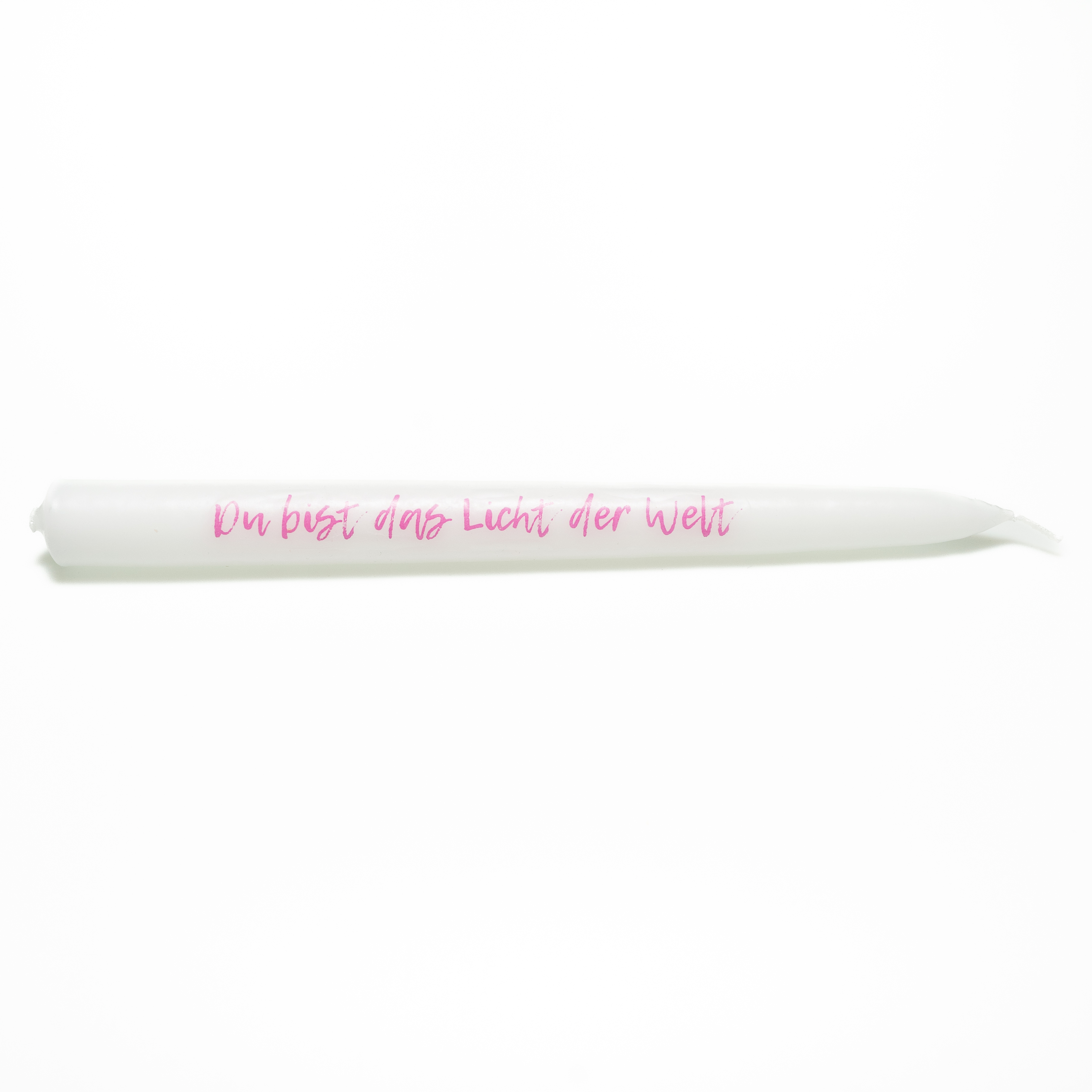Weiße Tafelkerze mit der Aufschrift „Du bist das Licht der Welt“ in pinker Handschrift.