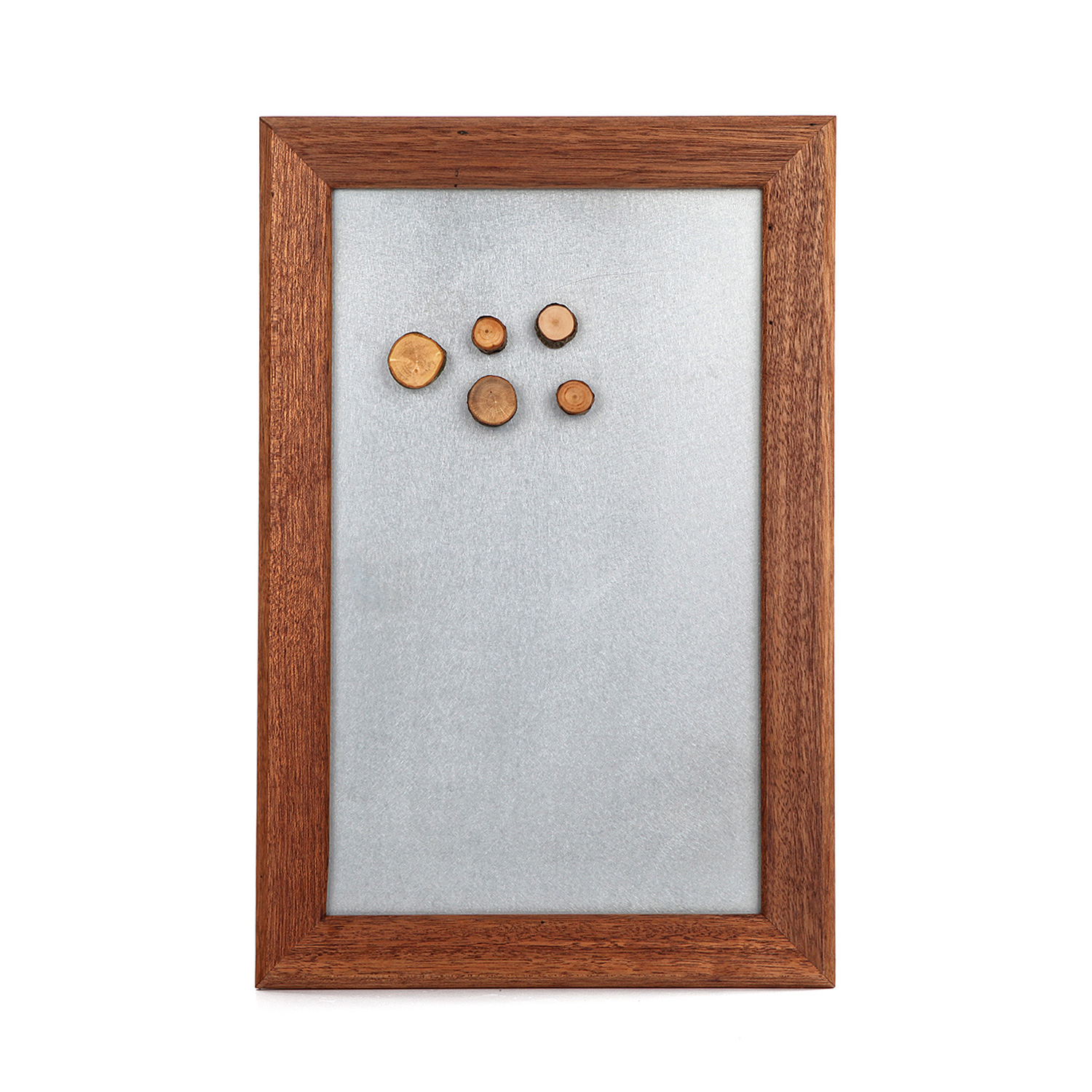 Eine 59 x 39 x 2 cm große graue Magnetwand mit einem dunkelbraunen Mahagoniholzrahmen. Dabei liegen 5 Magnete, welche in kleine Holzscheiben eingearbeitet sind.