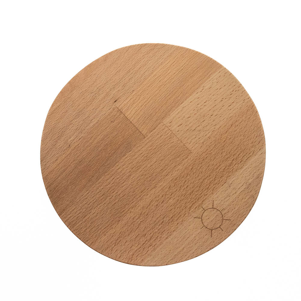 Rundes Holzbrettchen aus hellem Holz mit einer dezenten Sonnen-Gravur am Rand