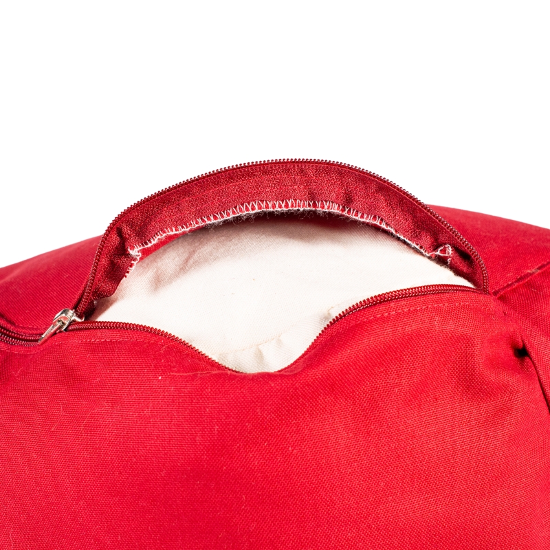 Rotes Yogakissen mit geöffneten Reisverschluss