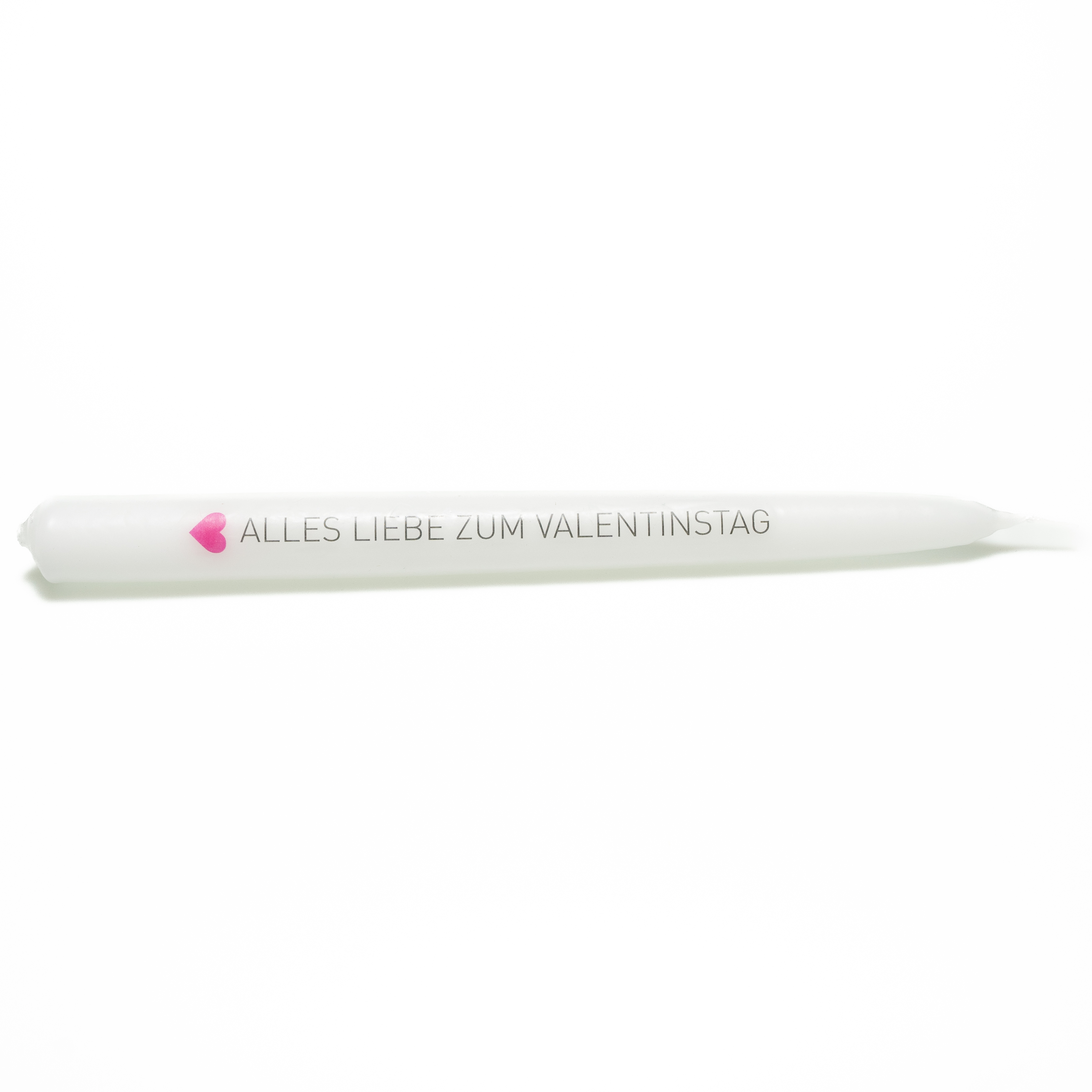 Weiße Tafelkerze mit der Aufschrift „Alles Liebe zum Valentinstag“ in schlichten schwarzen Versalien geschrieben. Unten am Anfang des Satzes befindet sich ein kleines pinkes Herz.