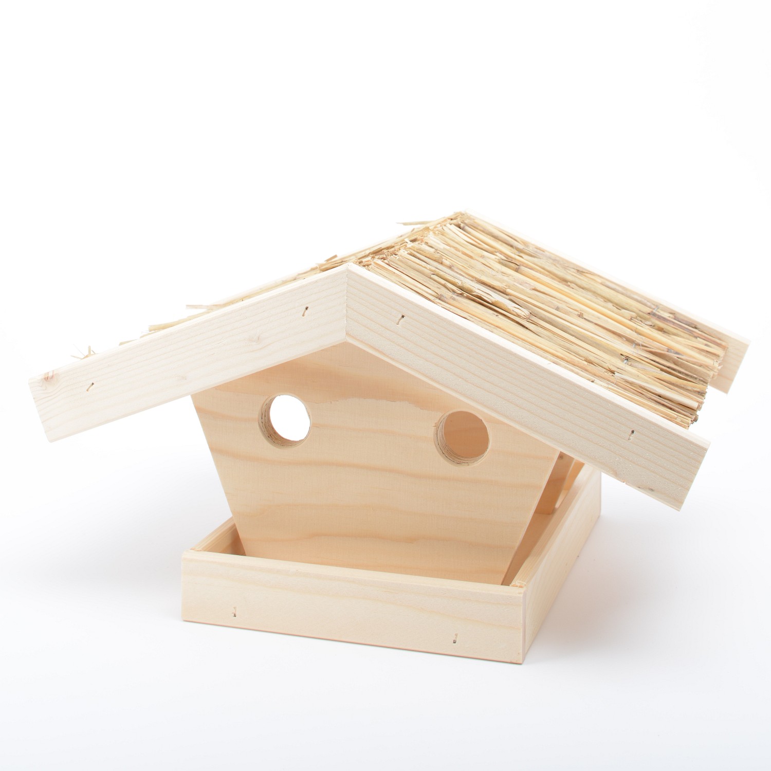 Vogelfutterhaus mit Strohdach aus hellem unbehandeltem Holz mit spitzem Dach. An den zwei geschlossenen kurzen Seiten sind jeweils zwei Fluglöcher eingefräst. Die beiden langen Seiten sind offen. Der Boden ist von einer Schutzkante umfasst.