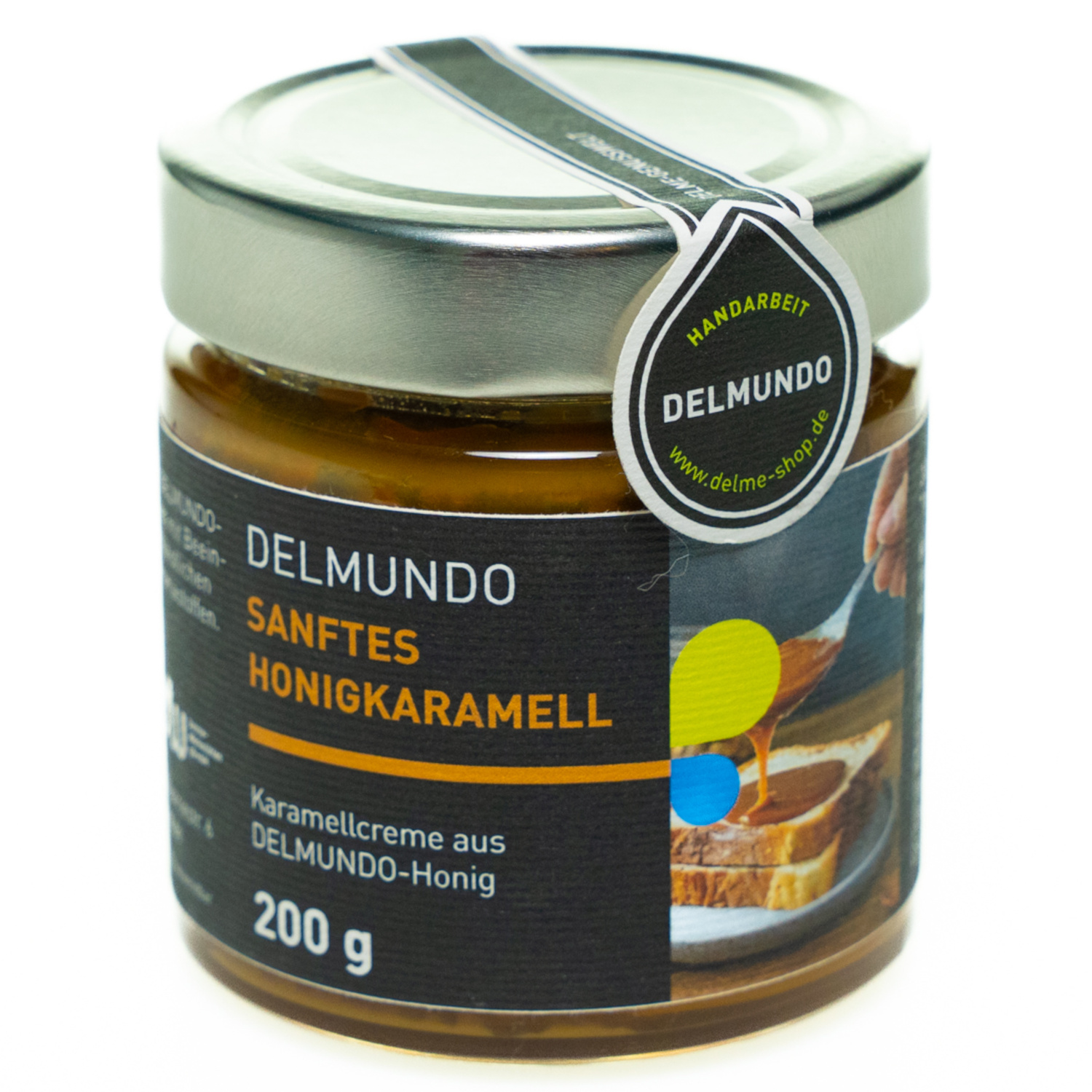 Rundes Glas mit silbernem Deckel, gefüllt mit cremigem dunkelgoldenem Honigkaramell.