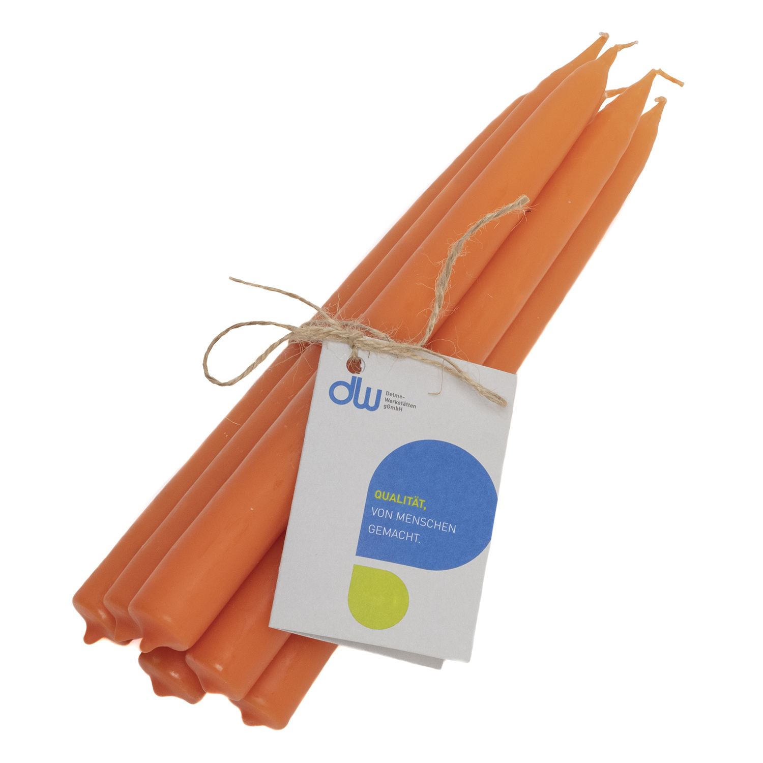Sechs orangene Tafelkerzen mit einer Juteschnur zusammengebunden. An der Juteschnur hängt ein kleines Kärtchen mit dem Delmelogo.