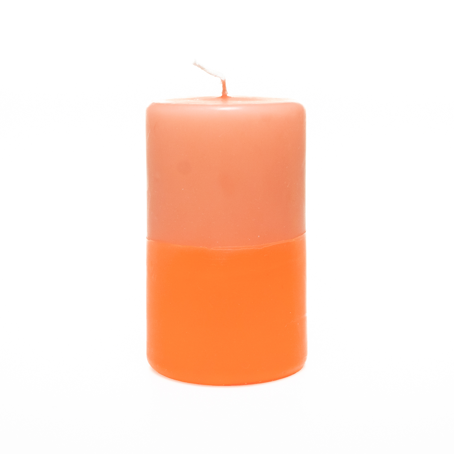 eine oben creme-orangene und unten neonorangene Stumpenkerze. Die Teilung des verschiedenfarbigen Wachses ist gerade durch die MItte