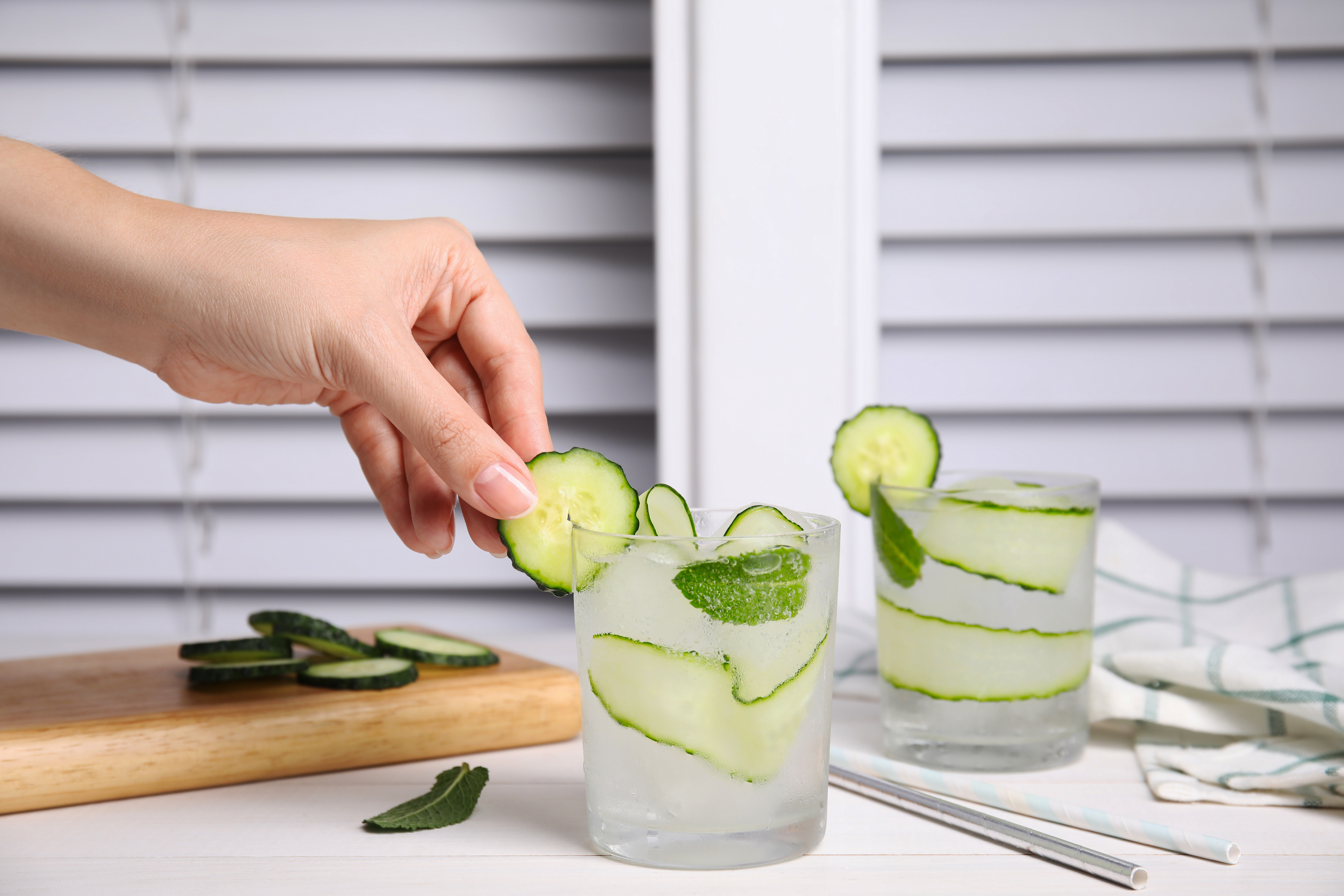 Zwei Gläser mit einem Gurkencocktail und Frischen Gurken