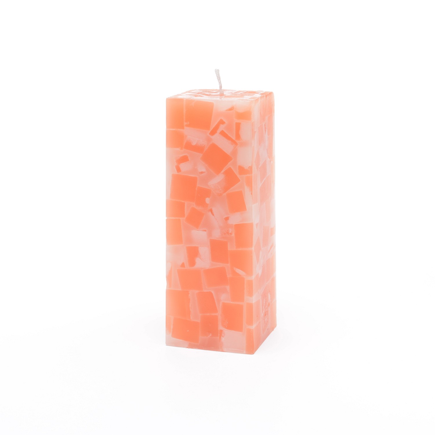 Eckige orangene Stumpenkerze mit Mosaikmuster