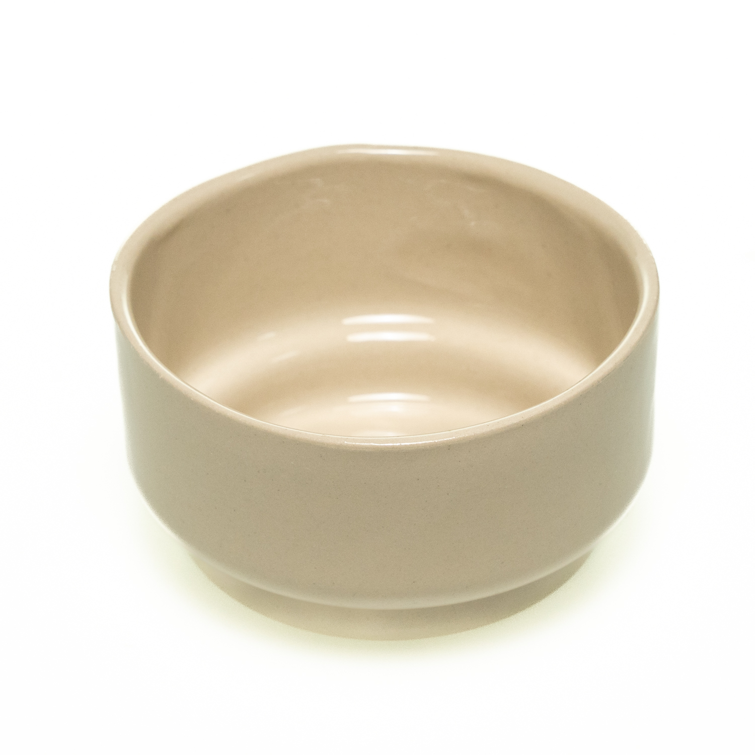 Schlichte, zylindrische Keramikschale in beige mit glatter Oberfläche. Der untere Rand ist leicht zurückgesetzt.