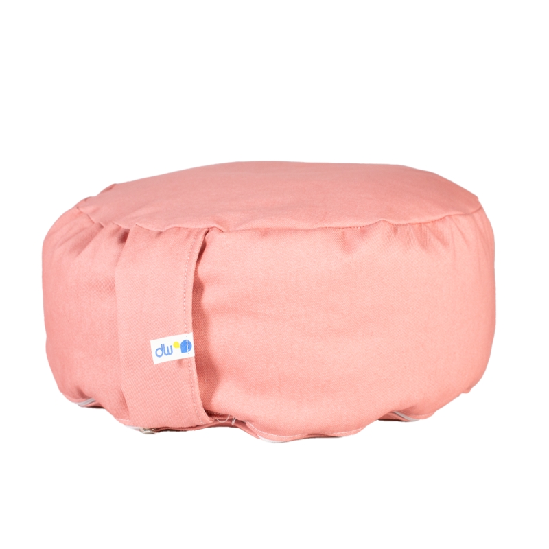 Rundes 15 x 36 cm großes Yogasitzkissen in der Farbe rosé. An der Seite ist eine Stofflasche zum tragen und der Bezug kann mit einem Reißverschluss geöffnet werden.