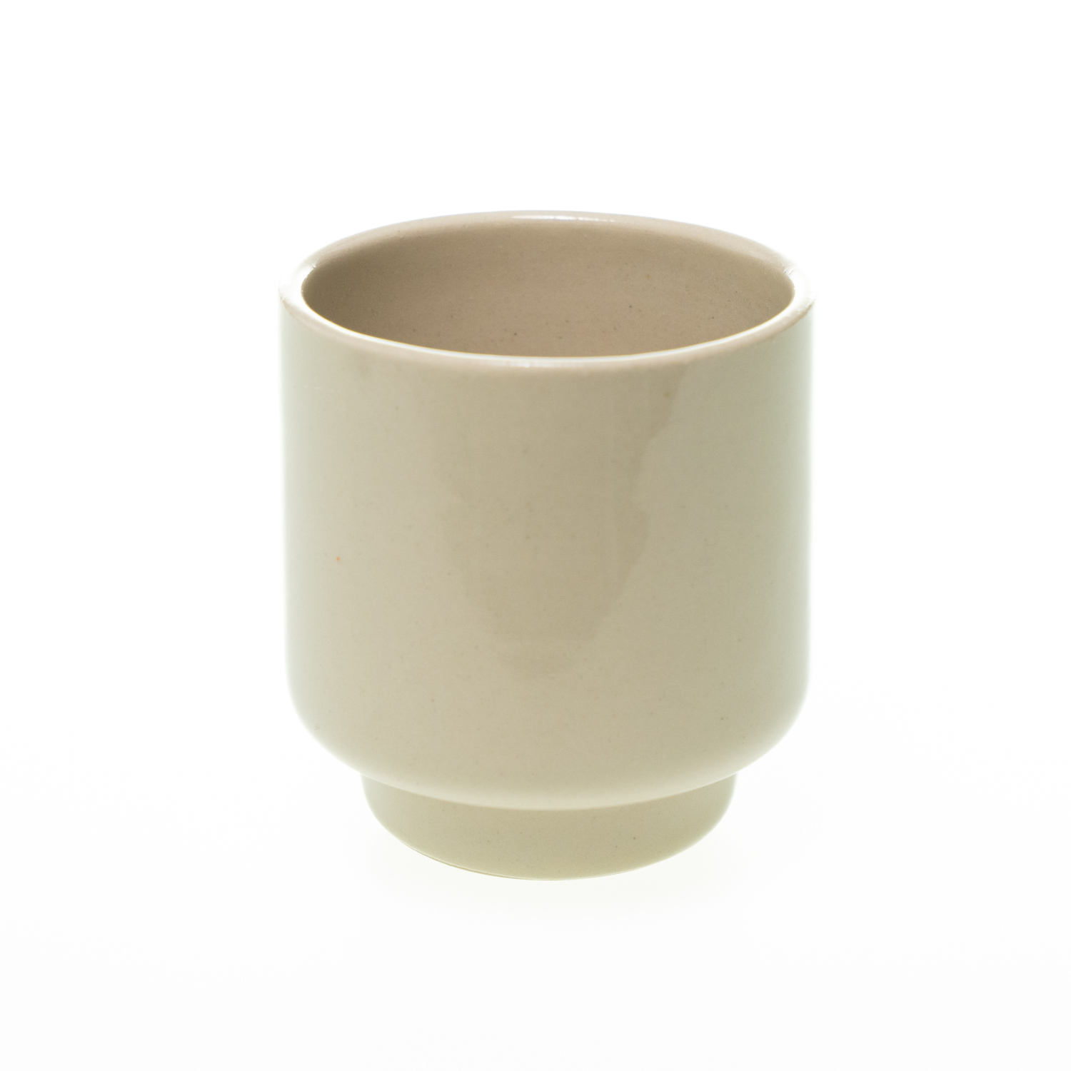 Schlichter, zylindrischer Keramikbecher in beige mit glatter Oberfläche. Der untere Rand ist leicht zurückgesetzt.