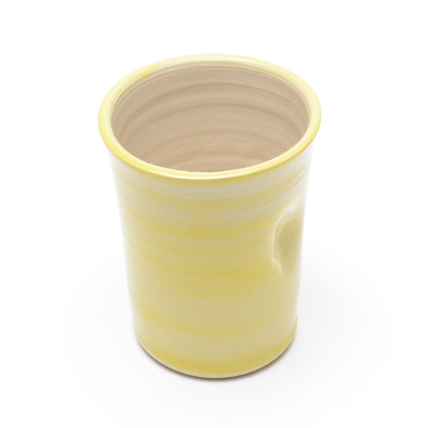 Ein hoher, gelber leicht durchscheinend glasierter gerader Becher, der nach oben hin etwas breiter wird. An der Seite ist eine Daumenmulde für besseren Halt. Das innere des Bechers ist ein naturbelassenes helles Beige.