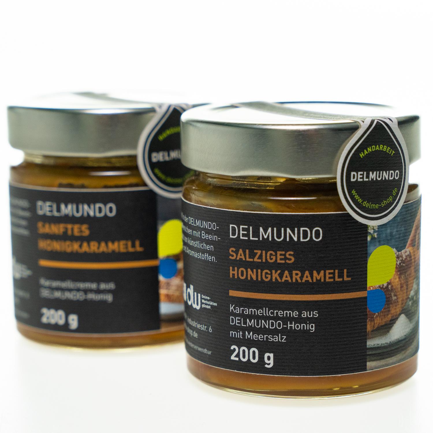 Zwei runde Gläser mit silbernem Deckel, gefüllt mit cremigem dunkelgoldenem Honigkaramell und mit cremigem goldbraunem salzigem Honigkaramell.