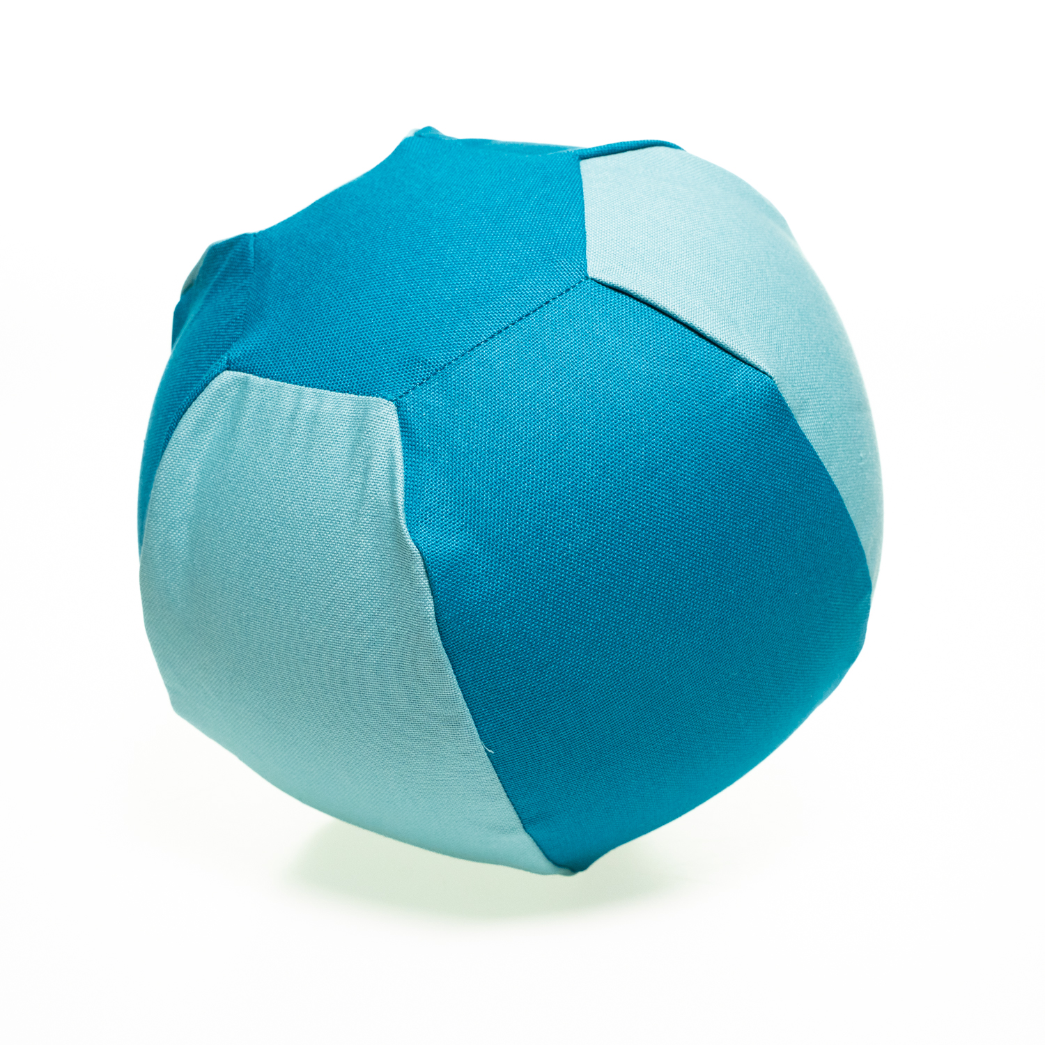 Ein Stoffbezug für einen Luftballon welcher aus drei petrolfarbenen Seiten und drei blauen Seiten besteht. Aufgeblasen entsteht eine runde Ballform.